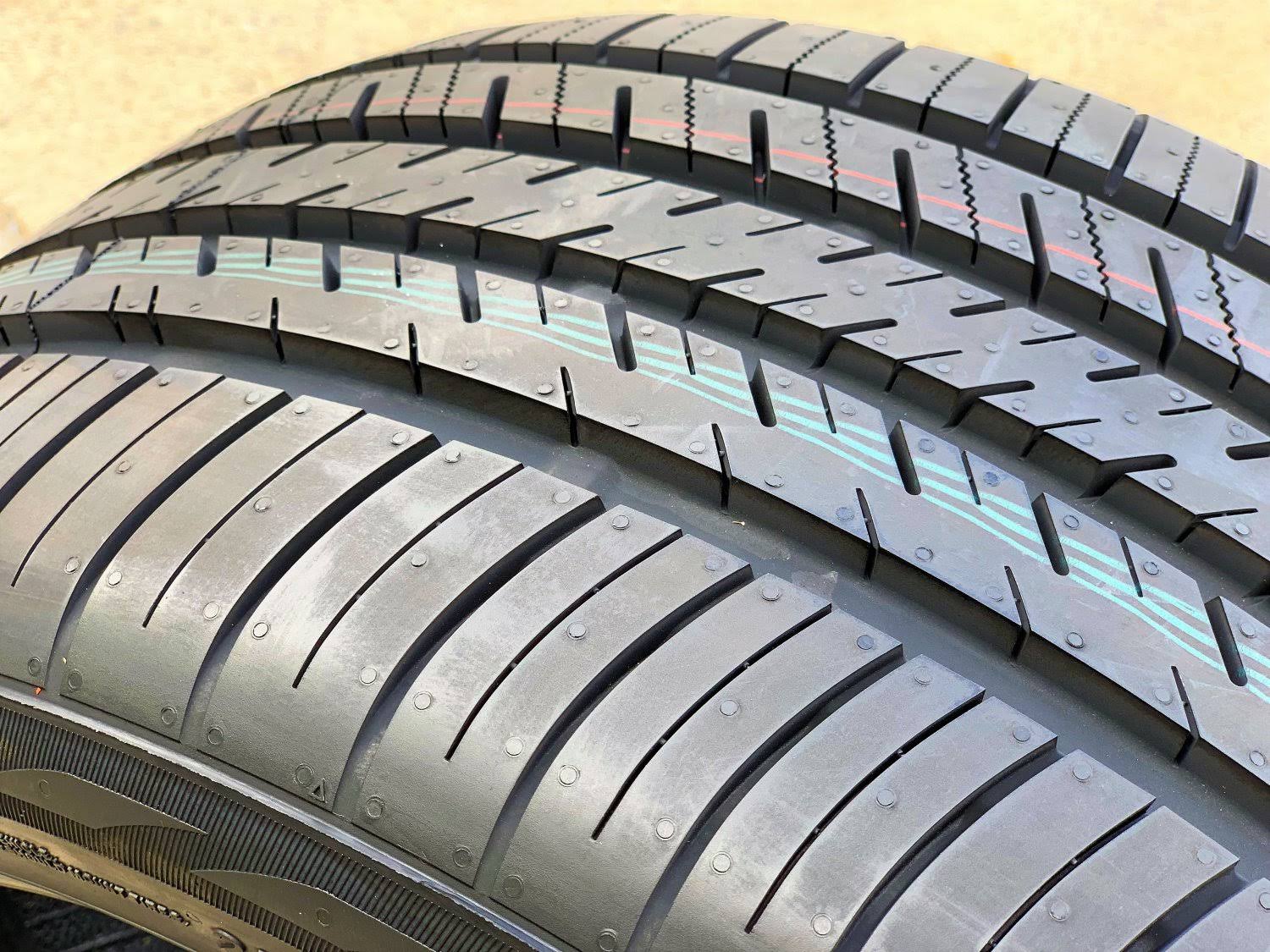 285/25R20 93W XL High Performance All Season Tire V8743